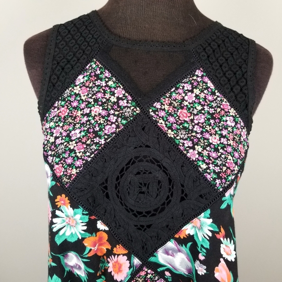 NWT Umgee flowy floral lace cutout sleeveless top - Picture 3 of 13